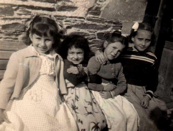 Grupo de nenas no ano cincuenta