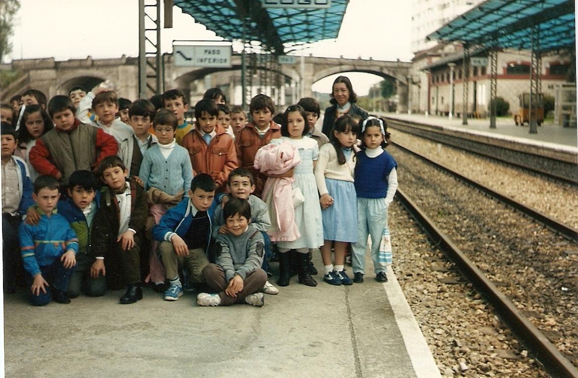 nenos-do-colexio-publico-de-riotorto-na-estacion-do-tren-durante-unha-excursion-a-lugo-no-ano-1986